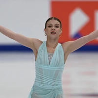 Трусова призналась, что никому не доверяет свой сценический макияж
