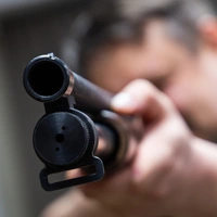 Пьяный амурчанин приехал к брату с ружьем и расстрелял его автомобиль