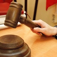Взрослый мужчина подставил подножку школьнику, и тот упал под автобус
