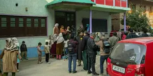 15-летнюю девочку, ехавшую в больницу к матери, изнасиловали трое мужчин