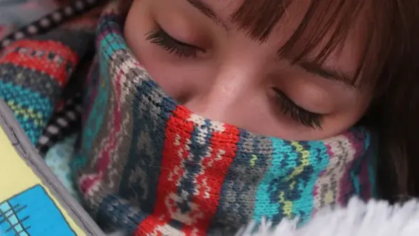 Терапевт: Долго кутаться в шарф может быть вредно для здоровья