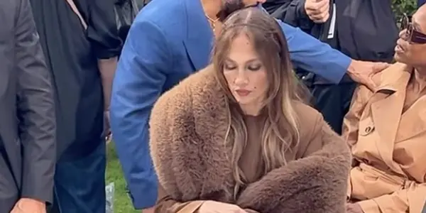 Дженнифер Лопес лишили зонта на показе Stella McCartney