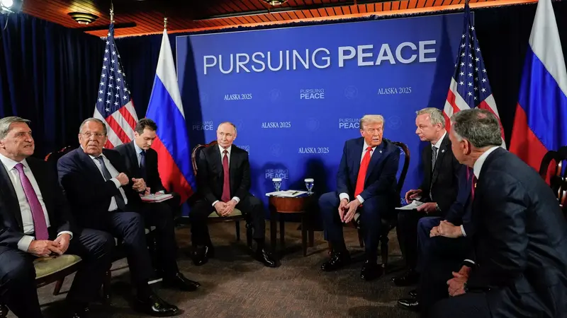Путин и Трамп на Аляске: крепкое рукопожатие, лимузин и 6 часов переговоров впереди